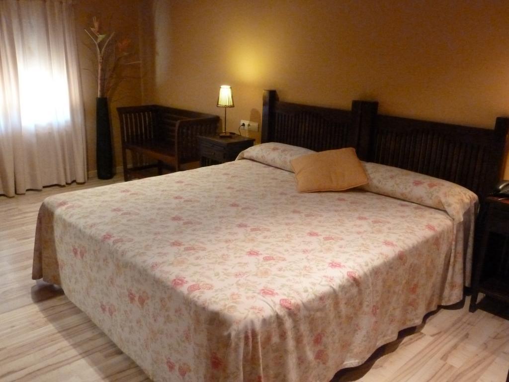 Hotel H Con Encanto Binéfar Zimmer foto