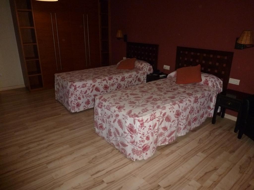 Hotel H Con Encanto Binéfar Zimmer foto
